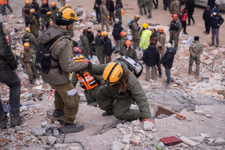 משלחת ''ענפי זית'' בטורקיה לאחר רעידת האדמה (צילום: דובר צה''ל)