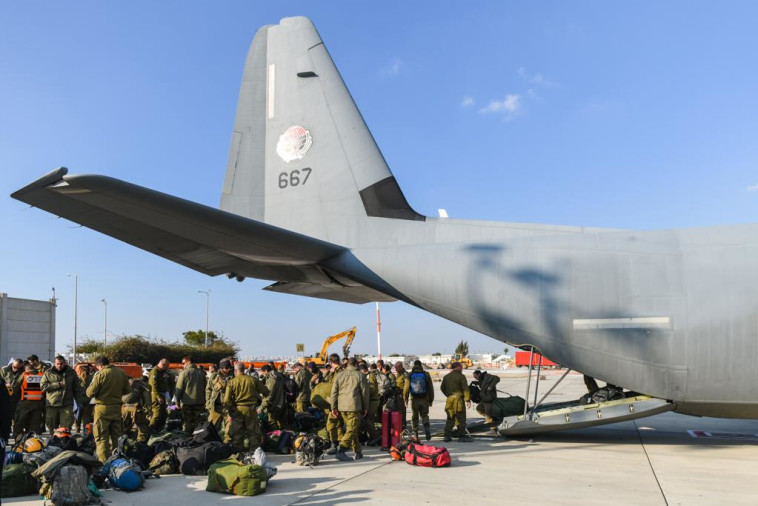 נחיתת משלחת החילוץ ''ענפי זית'' בארץ (צילום: דובר צה''ל)