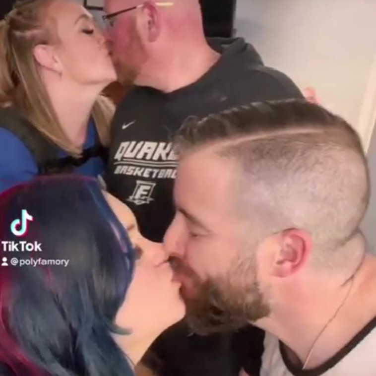 שני הזוגות שמתחלפים בכל ערב (צילום: מתוך טיקטוק)