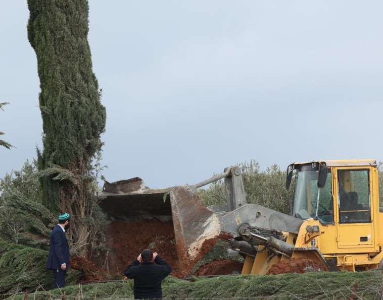 ח''כ צבי סוכות חוסם דחפור בגוש שילה בבנימין