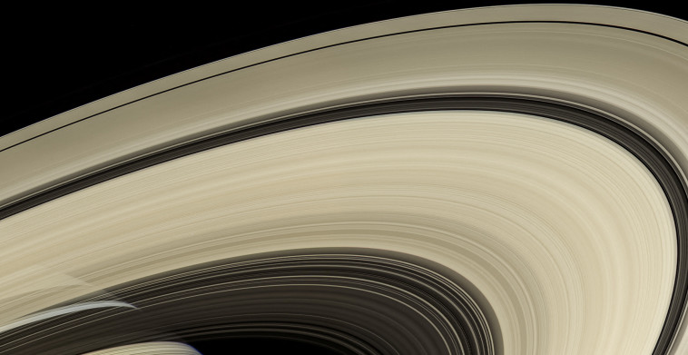 כתמים משונים על הטבעות של כוכב הלכת שבתאי (צילום: רויטרס)