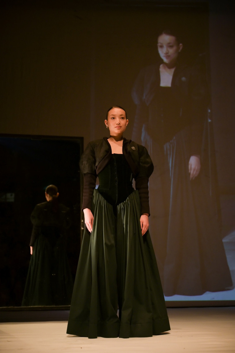 הדגם הסופי בקולקציית ''פורטרט נשי חדש'' של המעצבת רון שחר מוצג במסגרת אירוע ''שיעורים באהבה''