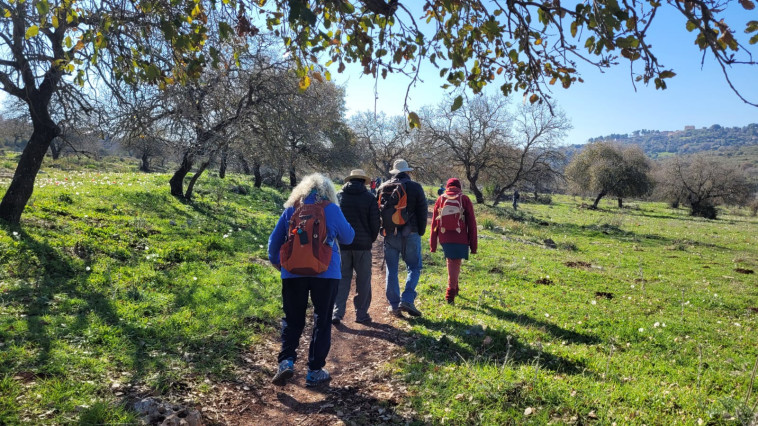 מטיילים בשמורת הטבע הסוללים (צילום: אתי קוריאט, רשות הטבע והגנים)