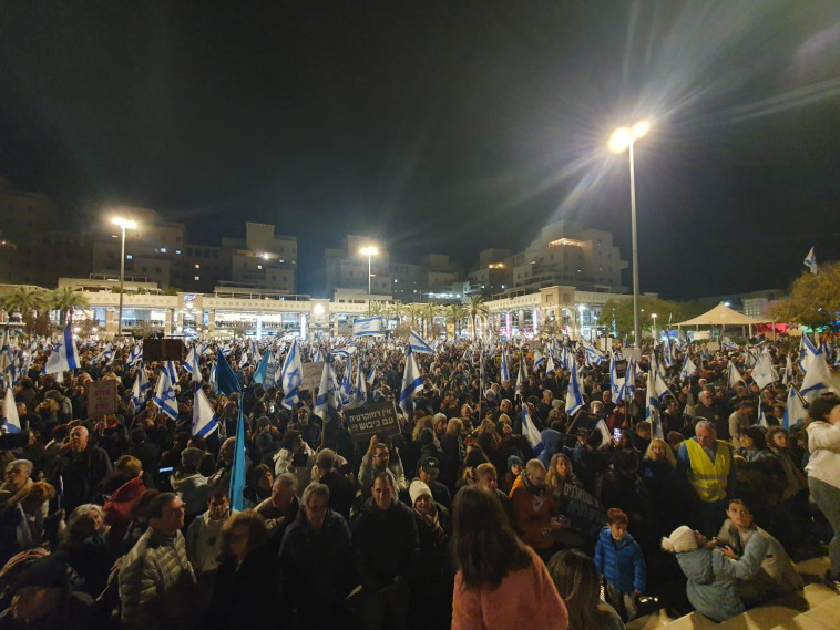 מפגינים נגד הממשלה בכפר סבא (צילום: ללא)