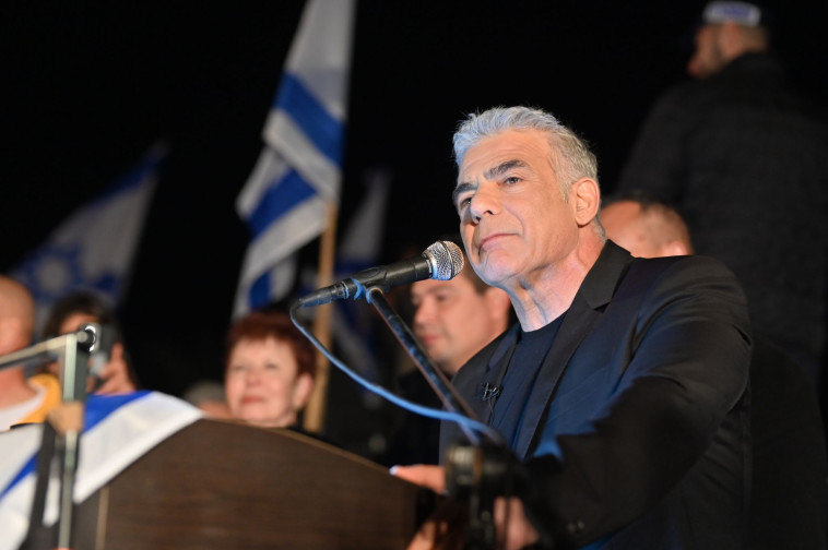 לפיד בהפגנה (צילום: אלעד גוטמן)