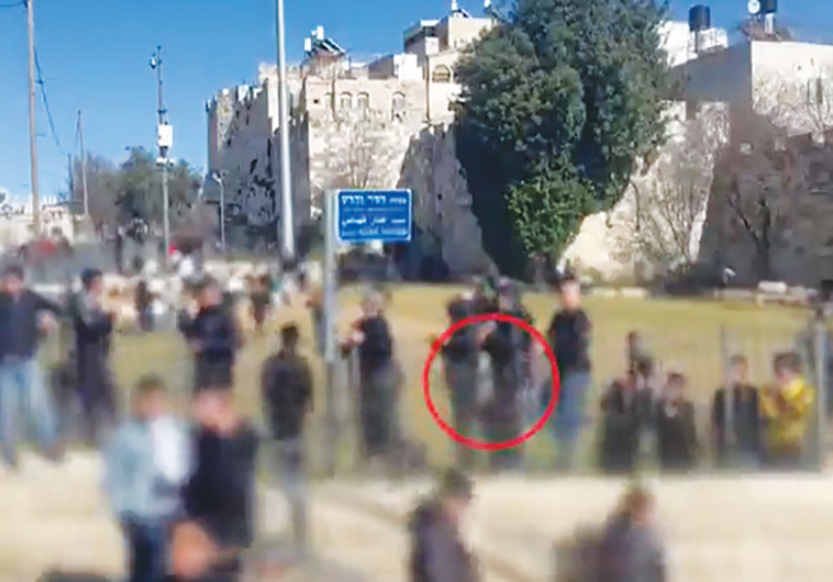 מתפרעים משליכים בקבוקים לעבר כוחות הביטחון