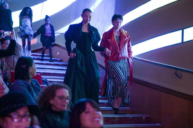 רון שחר והדוגמנית קארינה שלובשת את דגמה