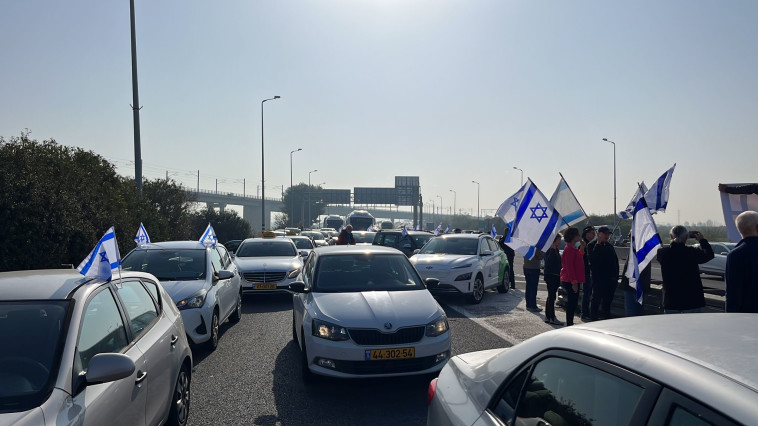 פעילי המחאה חוסמים את הכניסה לנתב''ג (צילום: מטה המאבק)