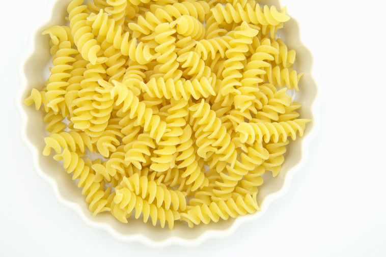 פסטה יבשה היישר לתוך הרוטב