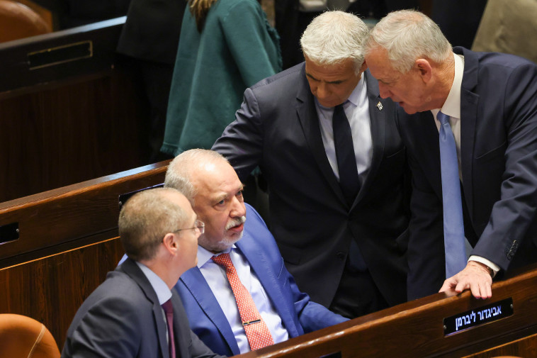 בני גנץ, יאיר לפיד, אביגדור ליברמן