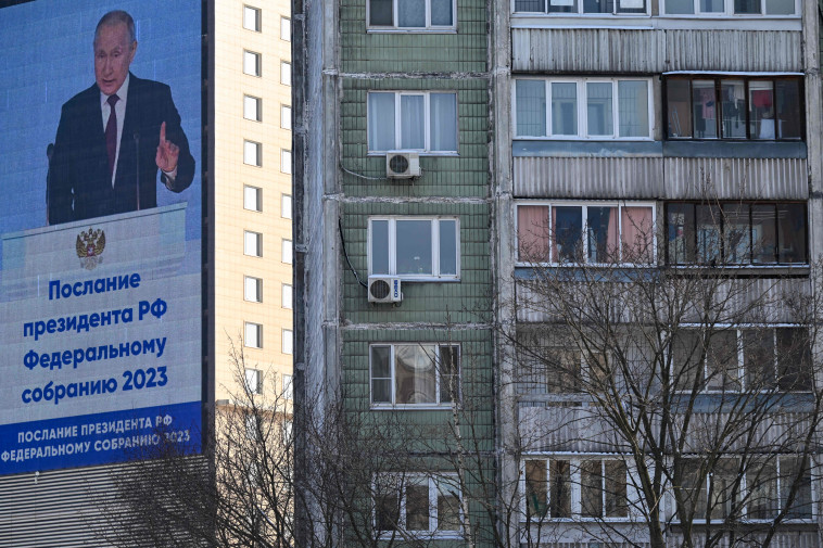 נאומו של פוטין משודר על גבי בניין מגורים במוסקבה (צילום: gettyimages)