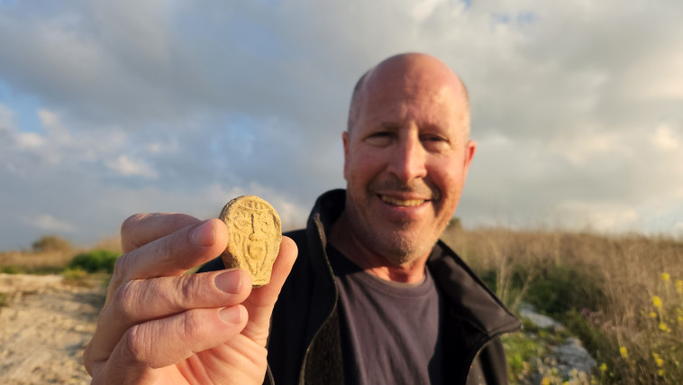 הארכיאולוג איסי קורנפלד