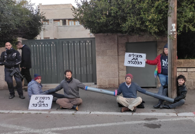 מפגינים מול ביתו של ניר ברקת (צילום: ללא קרדיט)