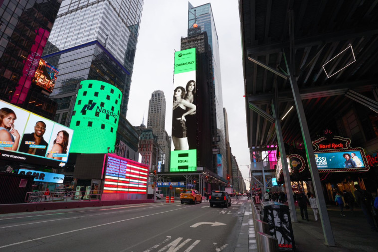 טלי ולירון קרקוקלי בטיימס סקוור בניו יורק