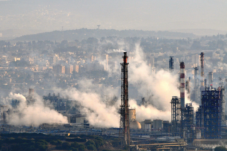 תעשייה זיהום מפרץ חיפה כימיקלים איכות הסביבה ארובות עשן  (צילום: שי לוי, פלאש 90)