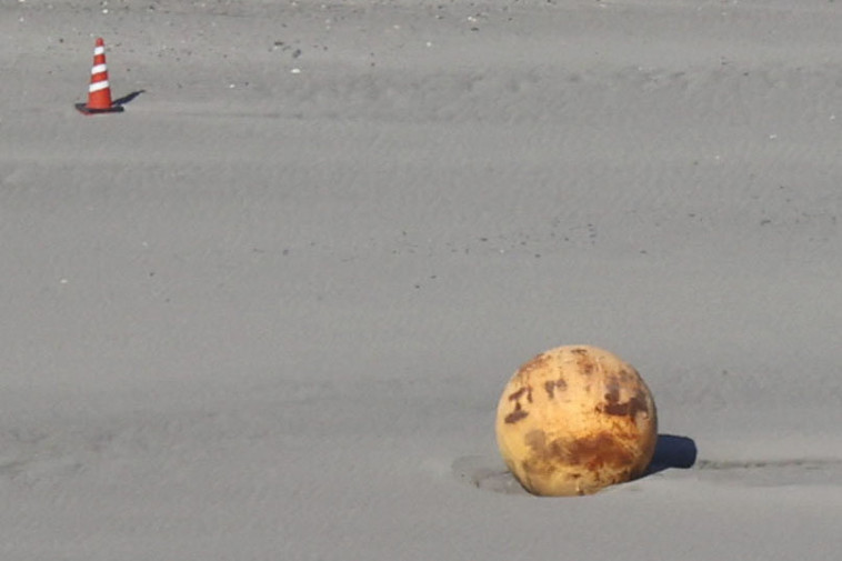 הכדור המסתורי שהגלה על חוף ביפן (צילום: Mandatory credit Kyodo via REUTERS)