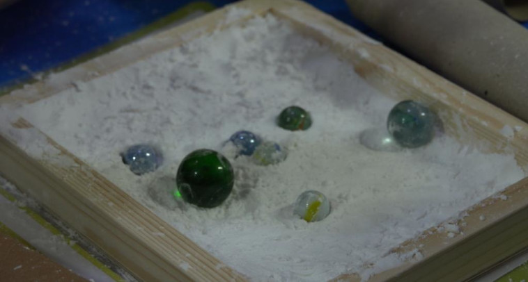 ''הילדים זרקו גולות ויצרו מכתשים''