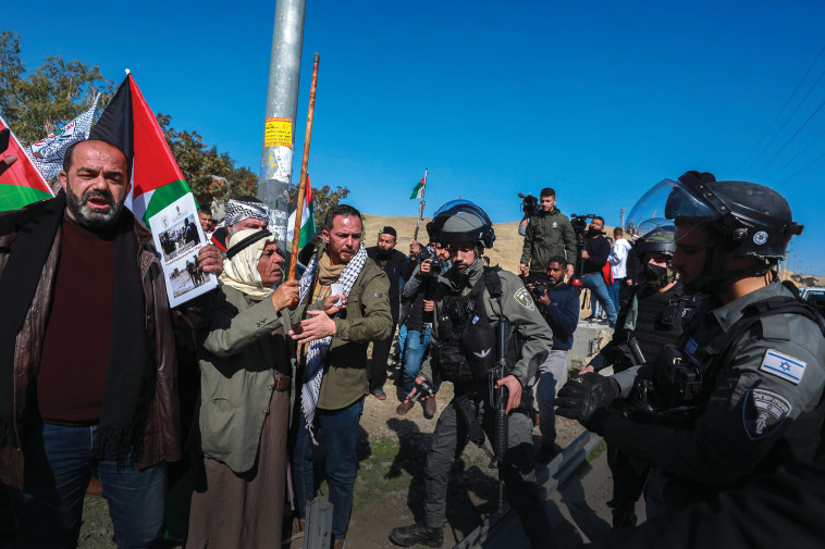 עימות בין שוטרים לפלסטינים ופעילי שמאל בחאן אל אחמר אשתקד (צילום: פלאש 90)