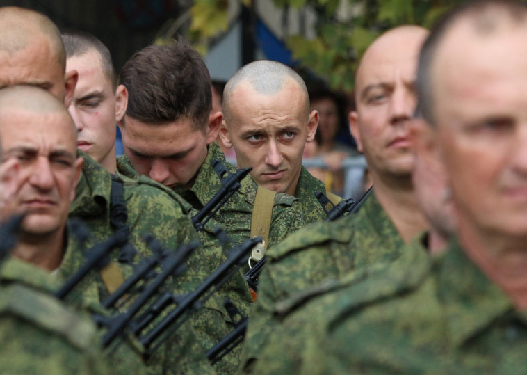 חיילים רוסים בסבסטופול (צילום: רויטרס)