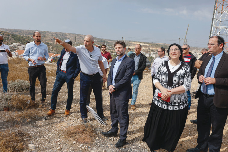 בצלאל סמוטריץ' וחברים מהציונות הדתית בסיור בהתנחלות אפרת בגוש עציון, אוקטובר 2022