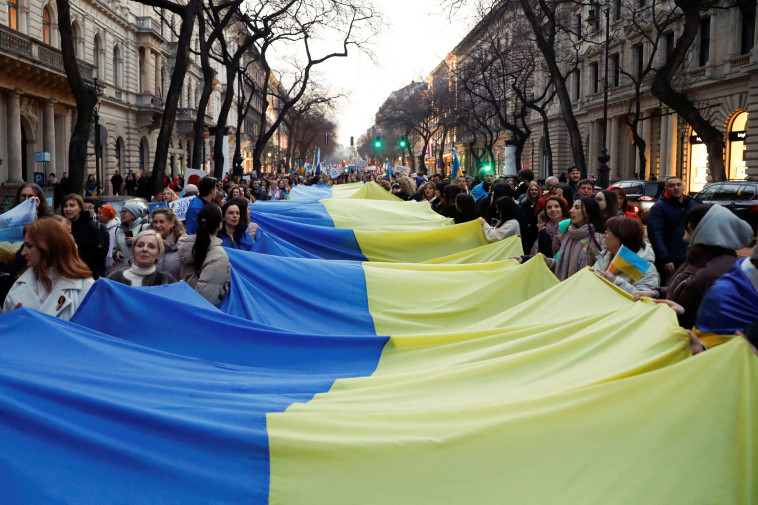 מחאה למען אוקראינה בבודפשט (צילום: REUTERS/Bernadett Szabo)