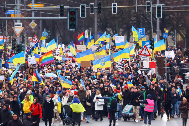 מחאה למען אוקראינה בברלין (צילום: REUTERS/Fabrizio Bensch)