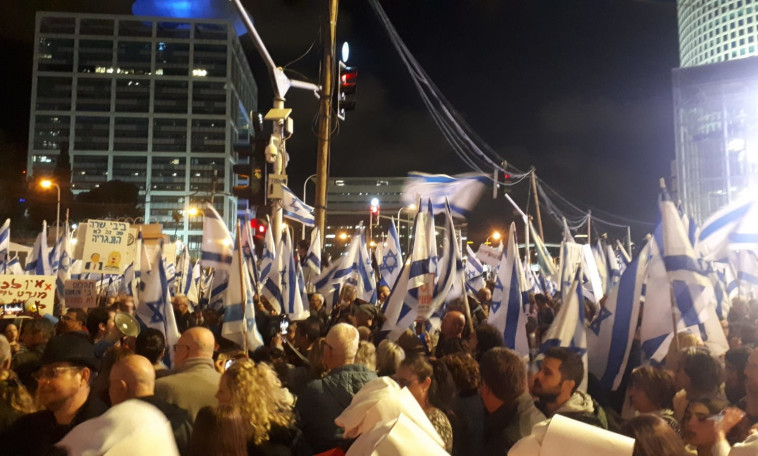 הפגנה נגד הרפורמה בצומת עזריאלי בתל אביב