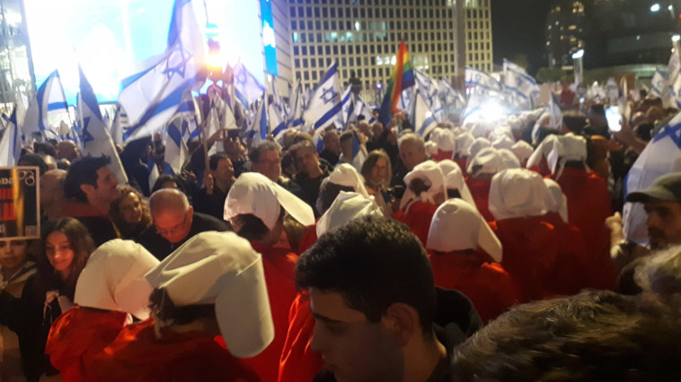 מחאת השפחות בהפגנה נגד הרפורמה בצומת עזריאלי בתל אביב (צילום: יובל בגנו)