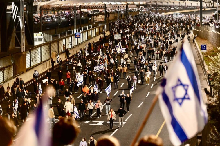 מפגינים חוסמים את איילון במחאה נגד הרפורמה בתל אביב