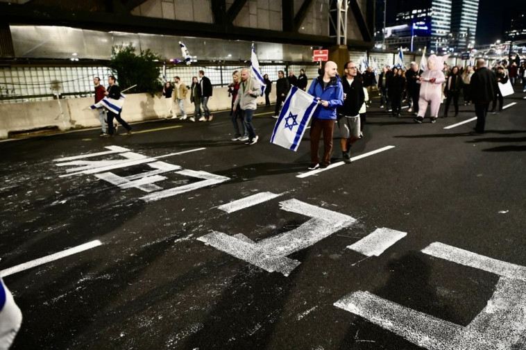 כתובת ''ביבי בוגד'' במחאה באיילון