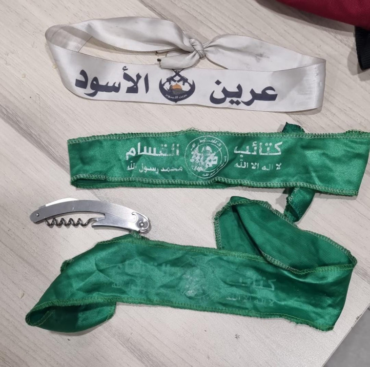 הסכין והסרטים עם כיתוב של ''אלקסאם'' ו-''גוב האריות'' שנתפסו ברכב של החשודים