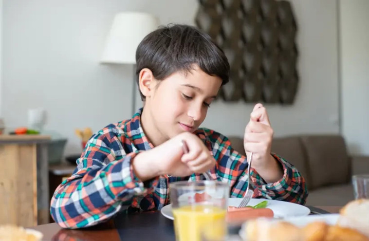 Child eating breakfast 2 (צילום: pexels)