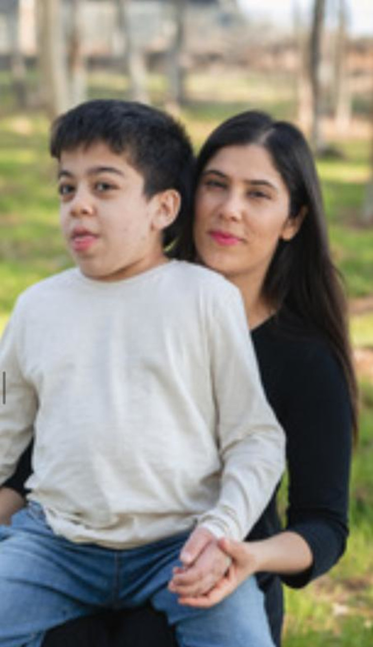 אורטל יהודה עם בנה 