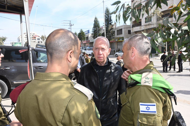 שר הביטחון יואב גלנט בזירת הפיגוע בחווארה (צילום: דוברות משרד הביטחון)