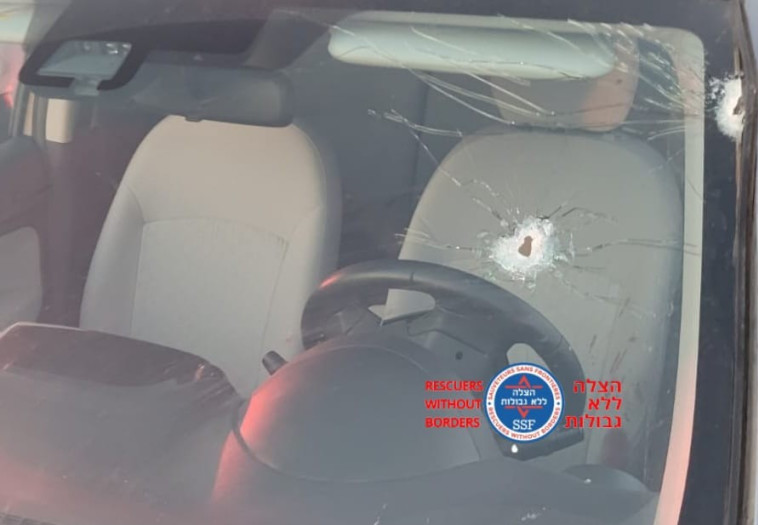 הרכב שנפגע מירי בפיגוע בצומת בית הערבה (צילום: הצלה ללא גבולות)
