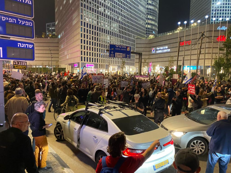 מפגינים בצומת עזריאלי בת''א