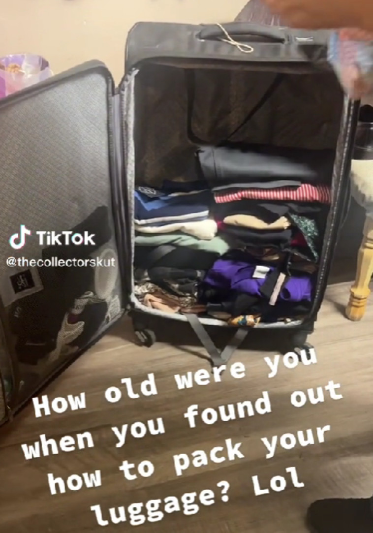 לארוז כשהמזוודה עומדת זקופה