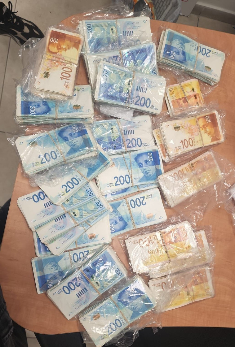 הכספים שנתפסו על ידי המשטרה (צילום: דוברות המשטרה)