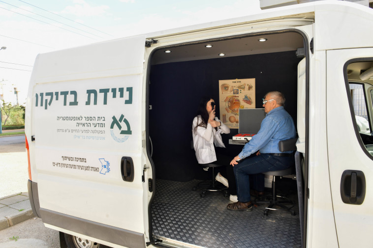 ניידת בדיקות עיניים וסניף נייד של לאומי בדיור מוגן בנתניה 