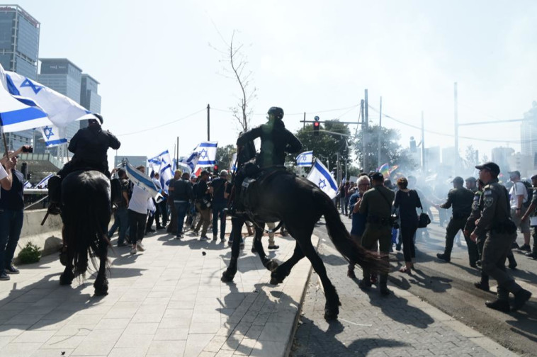 רימוני הלם ופרשים בהפגנה בתל אביב (צילום: אבשלום ששוני)
