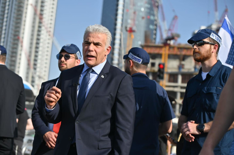 לפיד בהפגנה נגד הרפורמה בתל אביב