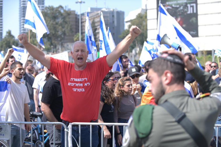 המשטרה והמפגינים נגד הרפורמה בתל אביב