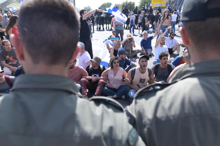 שוטרים ומפגינים נגד הרפורמה בתל אביב (צילום: תומר נויברג פלאש 90)
