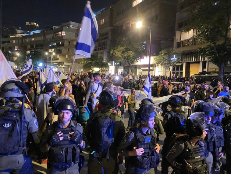 ההפגנה נגד שרה נתניהו מול המספרה בכיכר המדינה (צילום: אבשלום ששוני)