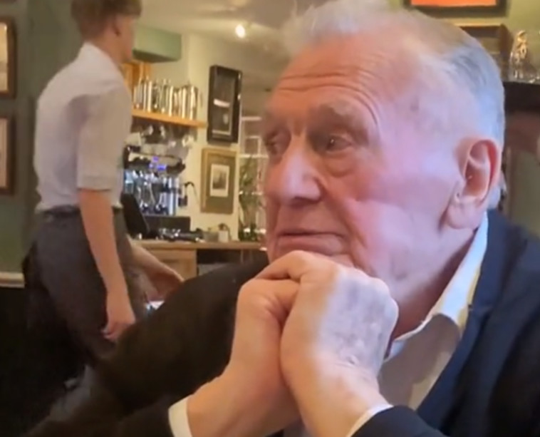 אכל לבד לבסוף, אלינגטון