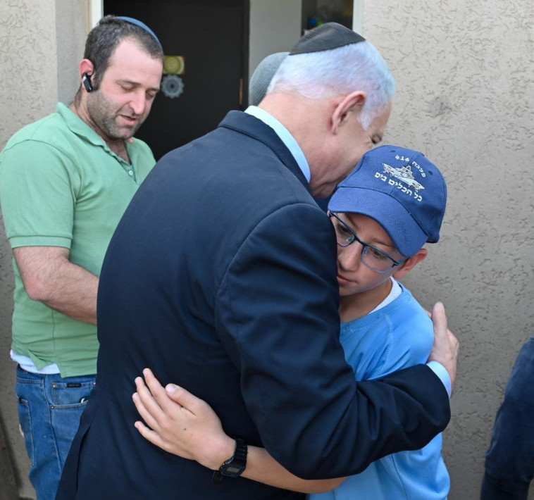 ראש הממשלה נתניהו בניחום אבלים אצל בני משפחת יניב (צילום: קובי גדעון, לע''מ)