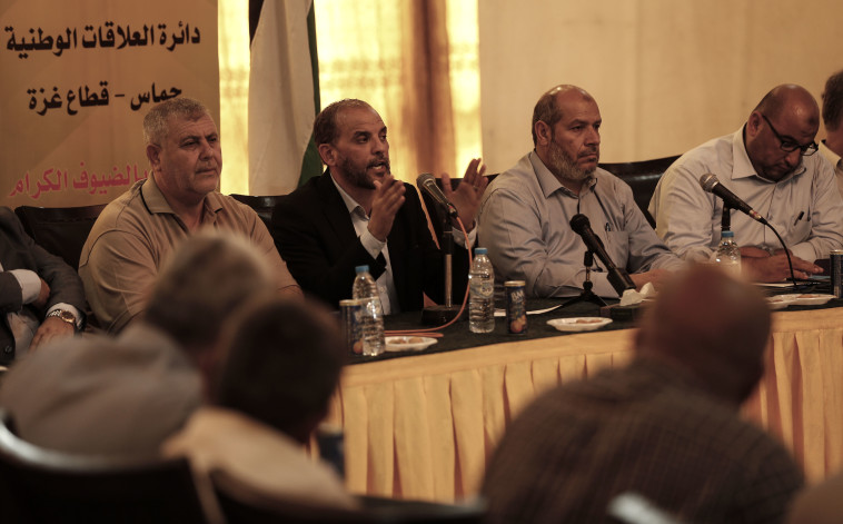 חוסאם בדראן (במרכז התמונה) במהלך דיון של בכירי חמאס בעזה (צילום: gettyimages)
