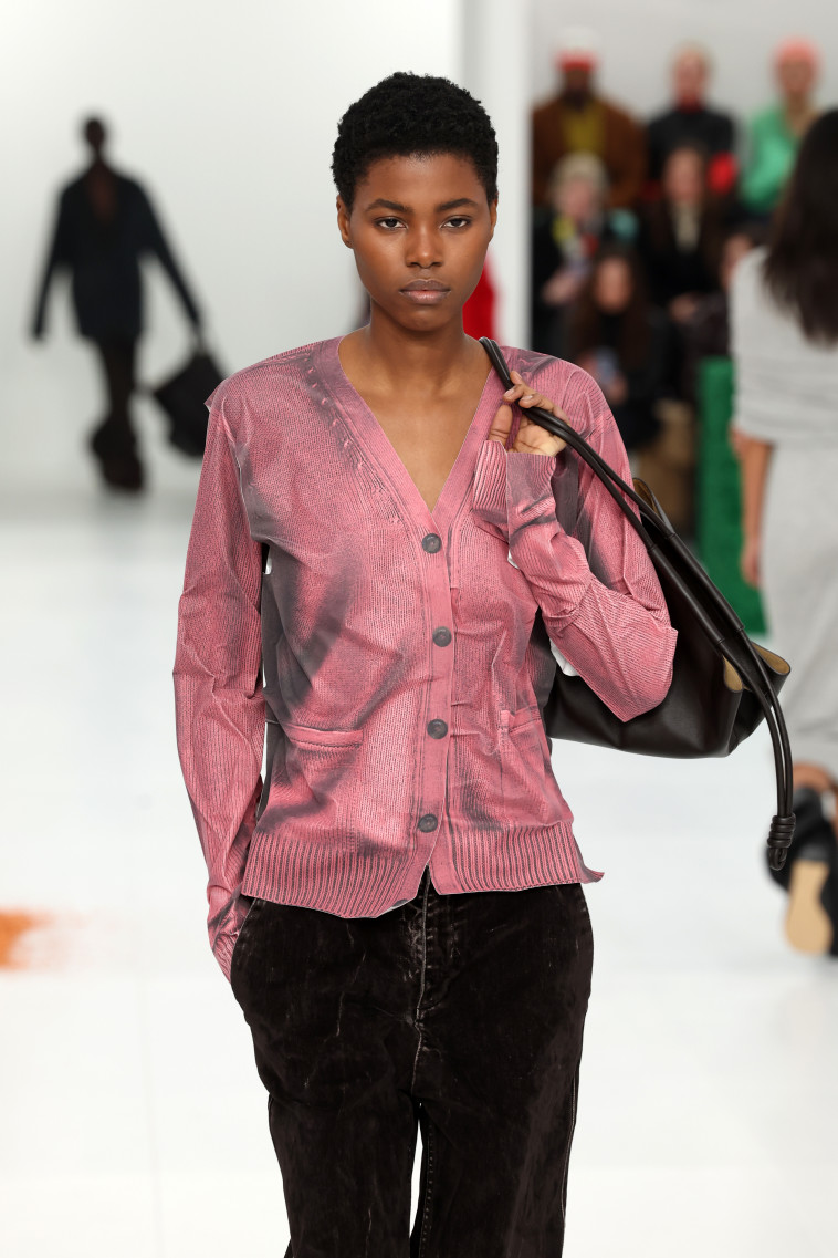 גניבת רעיון או השראה? דגם בתצוגת האופנה של Loewe