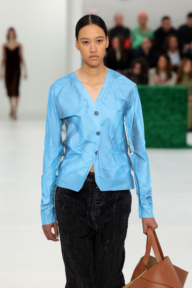 גניבת רעיון או השראה? דגם בתצוגת האופנה של Loewe