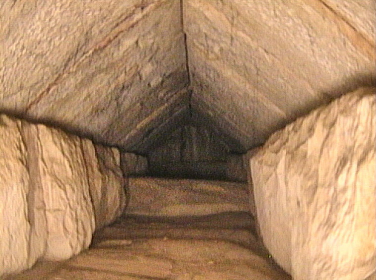המנהרה המסתורית שאותרה בפירמידה הגדולה של גיזה (צילום: רויטרס)